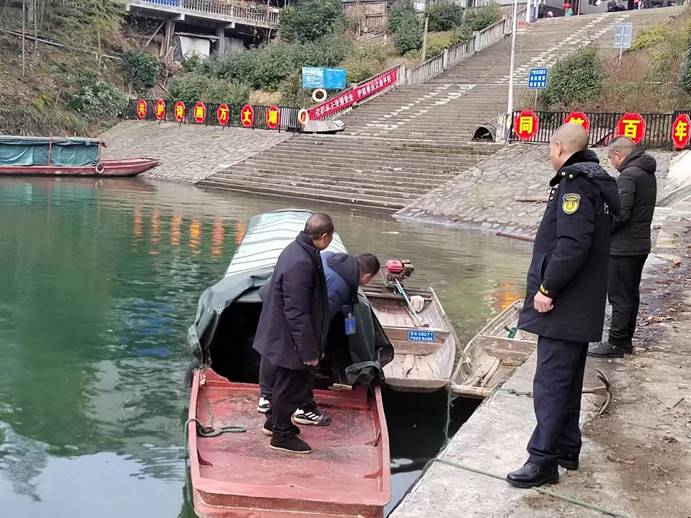 春運第一天，芷江水運事務中心執(zhí)法人員去碧涌大垅進行安全巡查，確保水上交通安全！ (4)